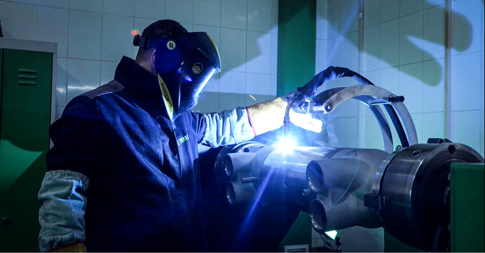 Аппарат кольцевой сварки в работе