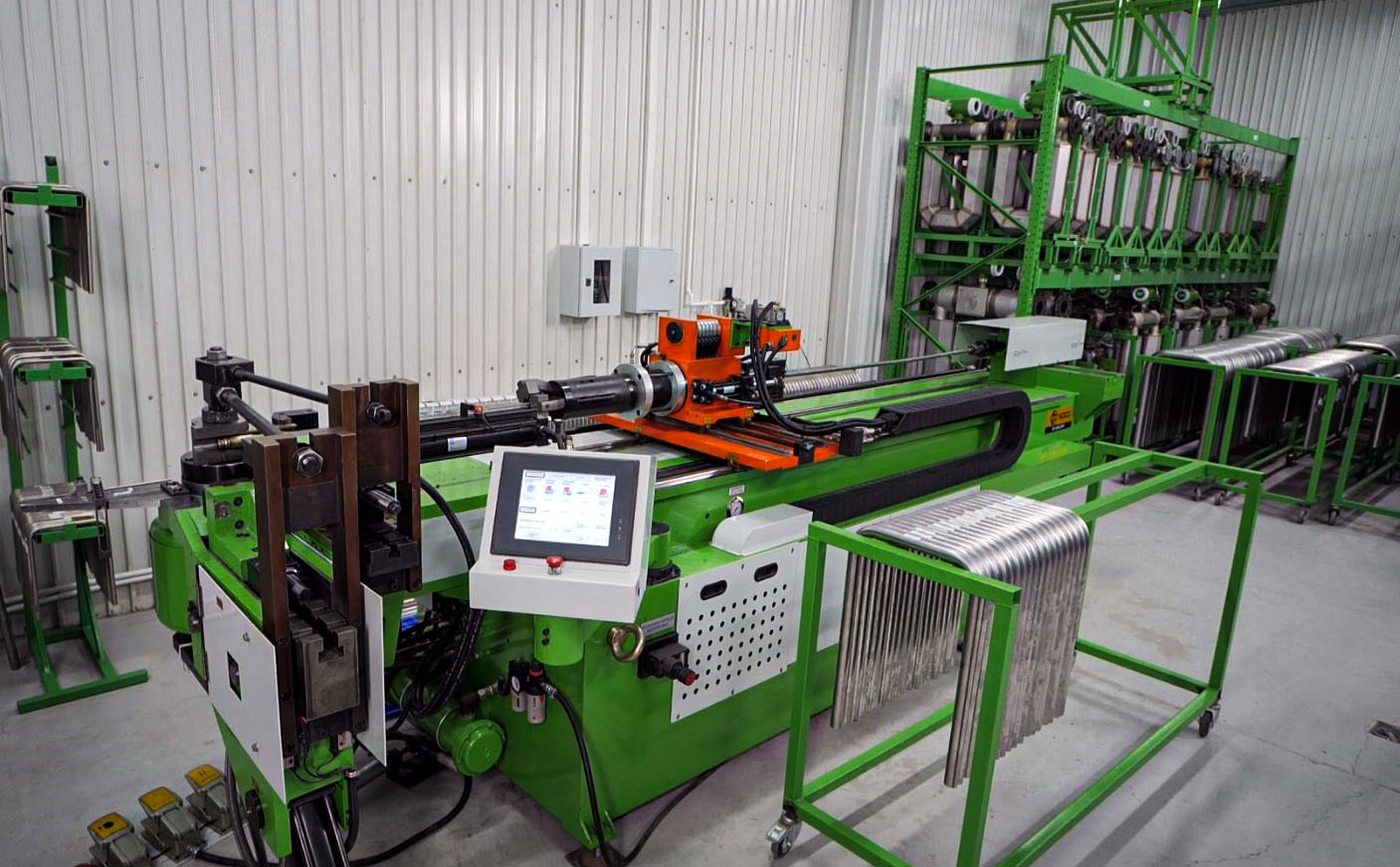 Дорновый трубогибочный станок в работе