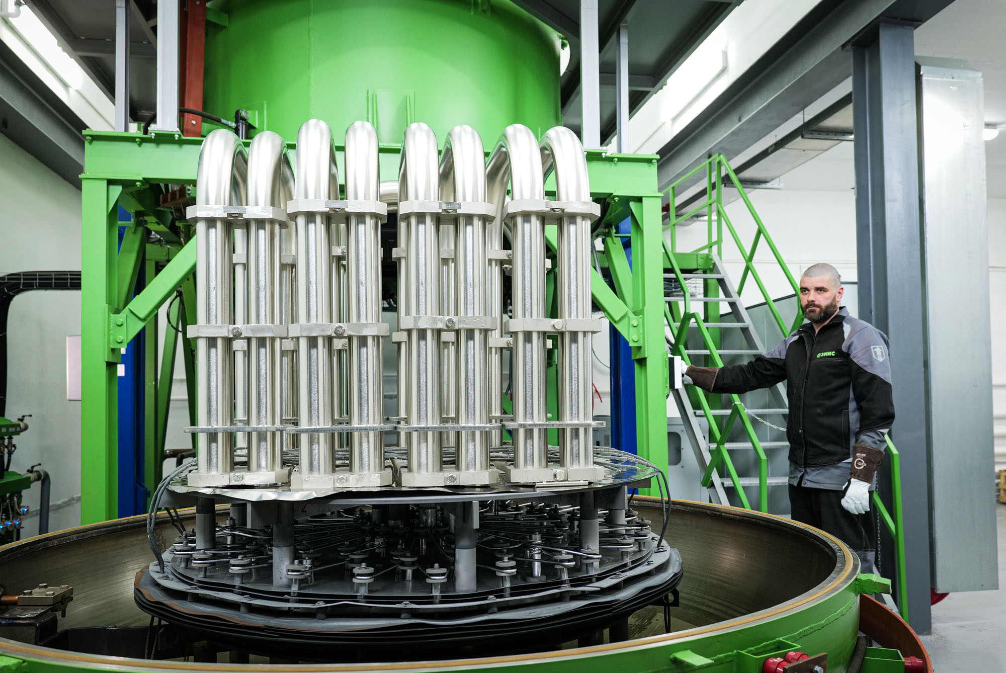 Вакуумная электропечь ЭМИС-ТЕРМА в работе