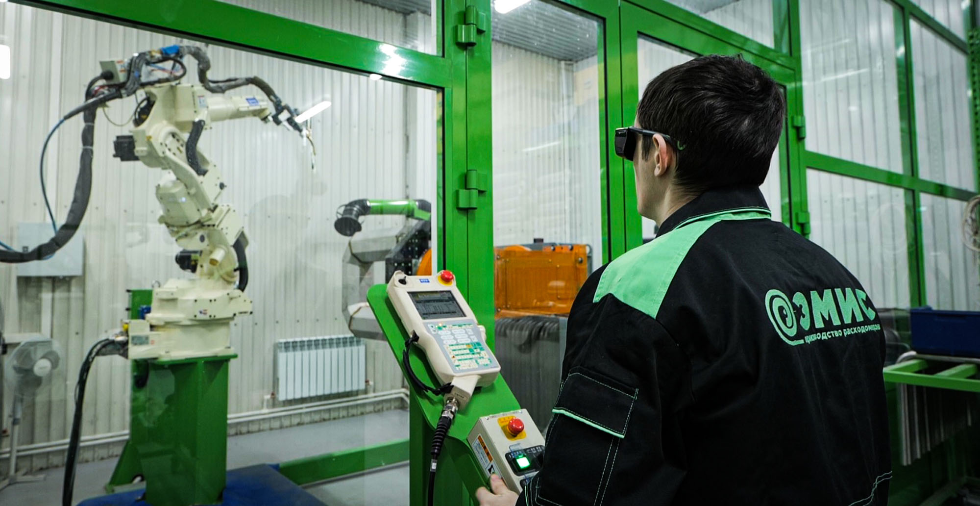 Сварочный робототехнический комплекс в работе