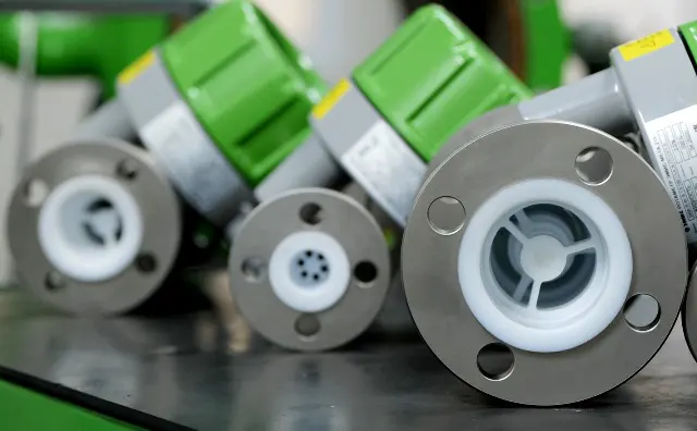 Ротаметры ЭМИС-МЕТА 215 с футеровкой из фторопласта Ротаметры ЭМИС-МЕТА 215 с футеровкой из фторопласта