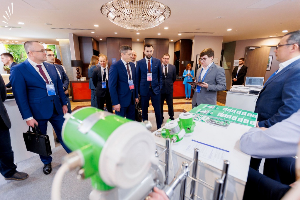 Импортонезависимая продукция ЗАО "ЭМИС" Продукция "ЭМИС" на выставочном стенде в "СургутНефтеГаз"