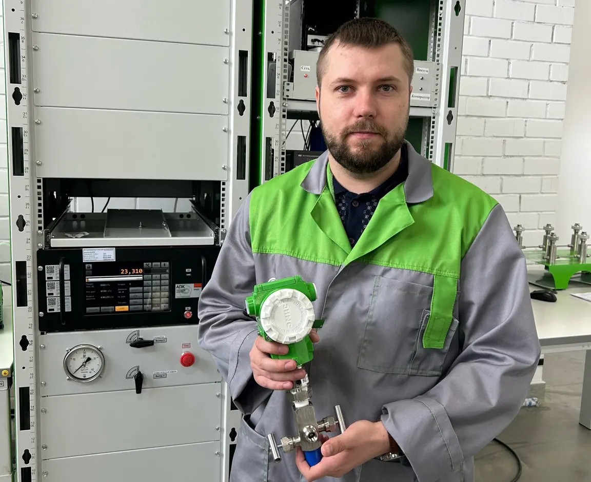 Дмитрий Анчин с датчиком давления Дмитрий Анчин с датчиком давления