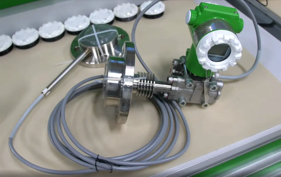 Датчик дифференциального давления ЭМИС-БАР 183 для измерения уровня в емкости под избыточным давлением. Фланцевое крепление в нижней части сосуда к плюсовой камере датчика Датчик дифференциального давления ЭМИС-БАР 183 для измерения уровня в емкости под избыточным давлением. Фланцевое крепление в нижней части сосуда к плюсовой камере датчика