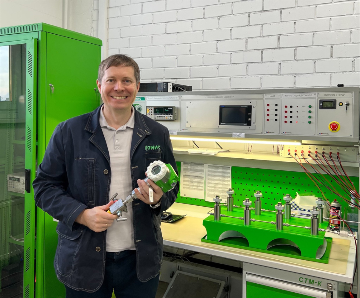 Начальник участка датчиков давления Павел Соболев с датчиком Начальник участка датчиков давления Павел Соболев с датчиком