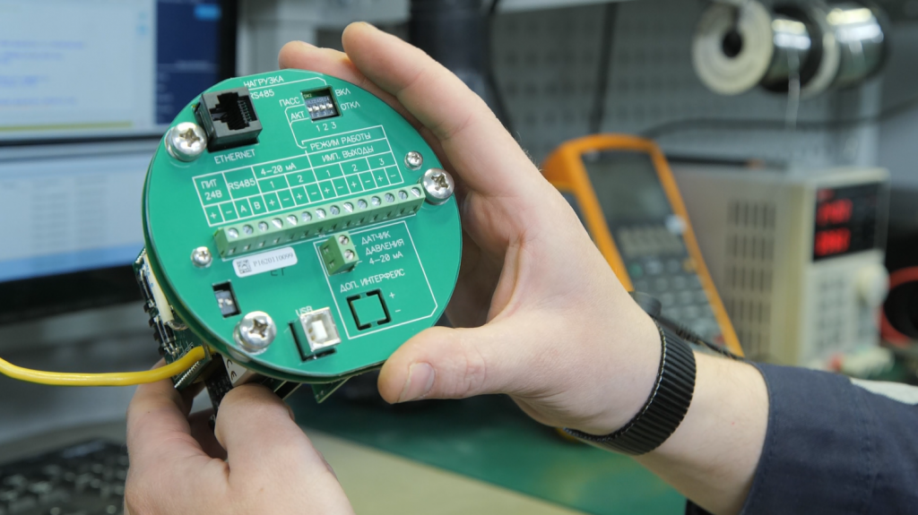 electronics_EM260_in_hand.png electronics_EM260_in_hand.png