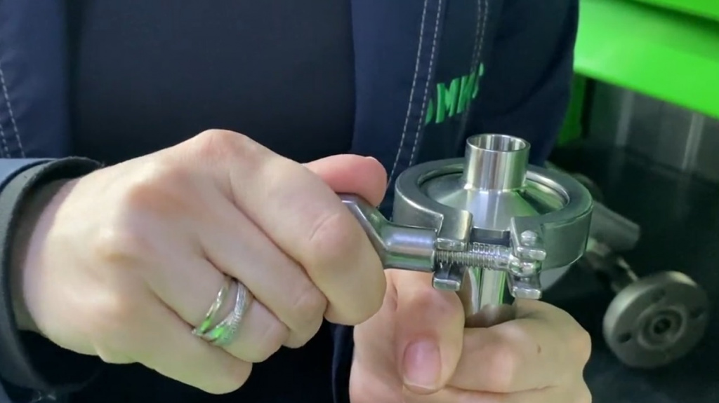 кламп в руках кламп в руках